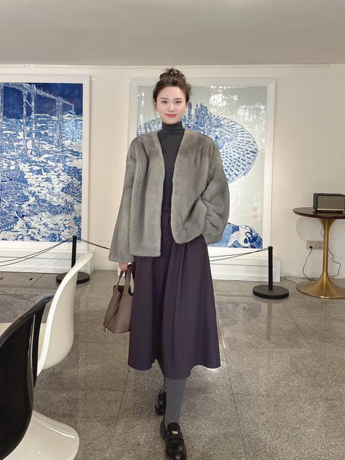 长款宽松长裙怎么搭配什么外套