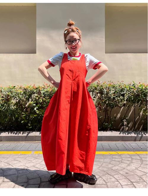 长款红色连衣裙怎么搭配什么外套好看吗