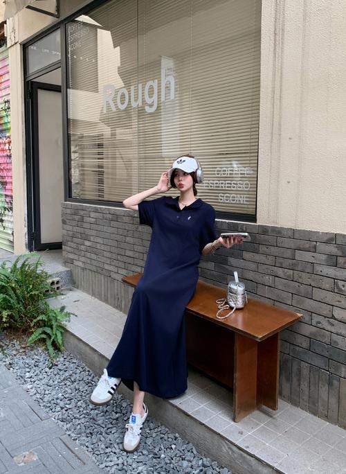 长款t恤裙怎么搭配裤子