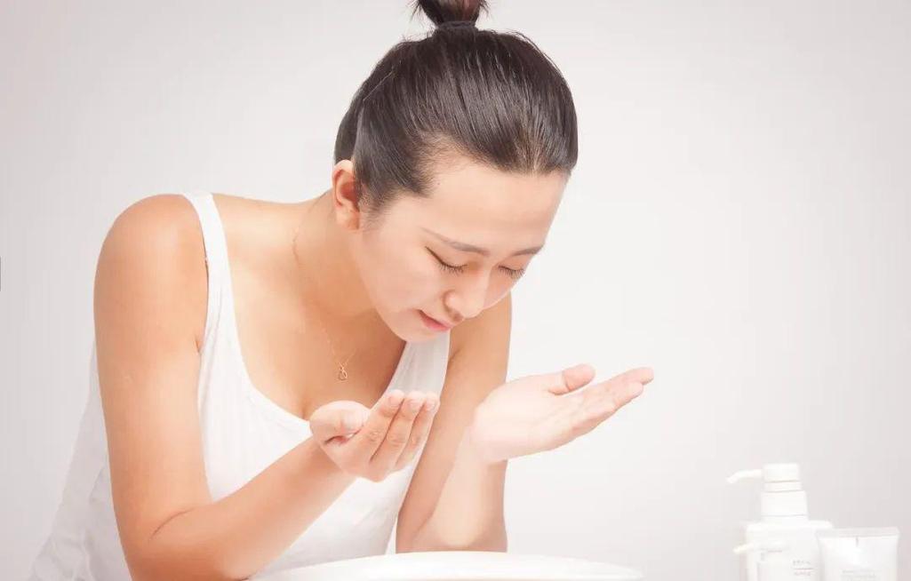 洗脸的时候吸进洗面奶