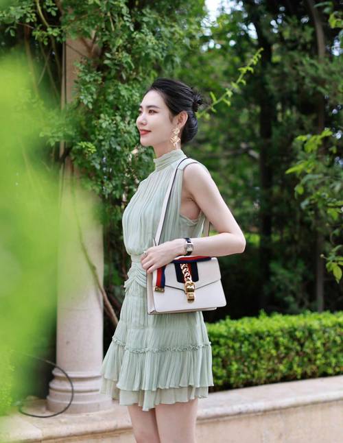 薄荷绿长裙怎么搭配图片