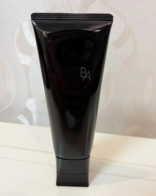 黑色包装的男士洗面奶