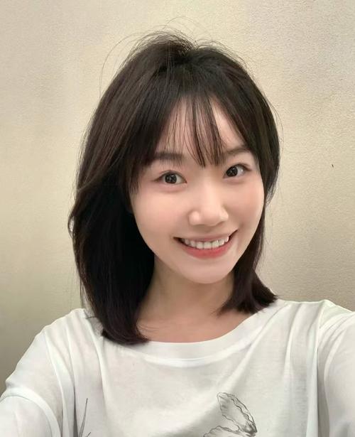 脸颧骨高适合什么发型