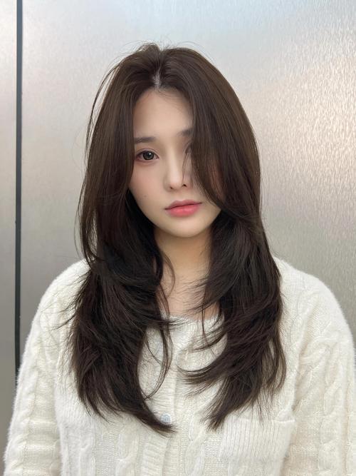 脸颧骨高适合什么发型