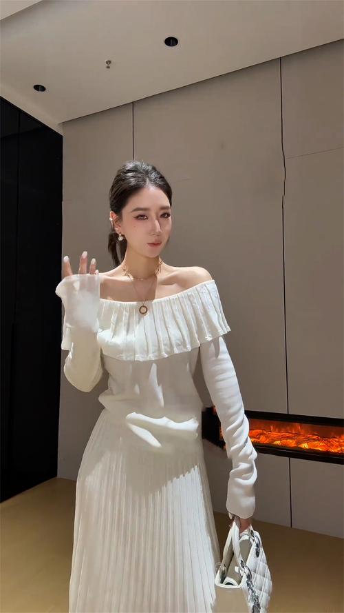 白色针织连衣裙怎么搭配图片