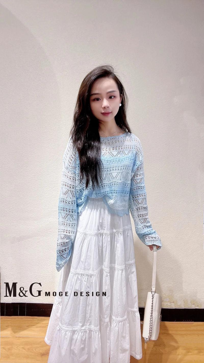 白色针织连衣裙怎么搭配图片