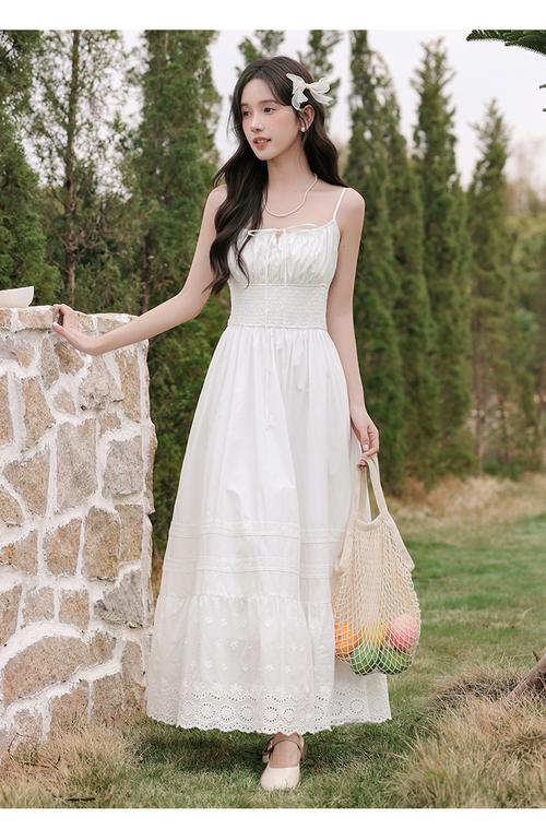 白色无袖蕾丝连衣长裙怎么搭配