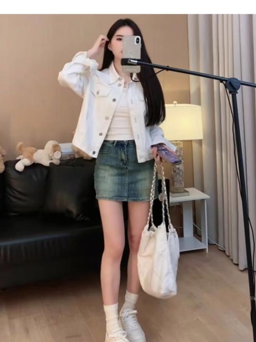 白色外套里面怎么搭配衣服好看吗