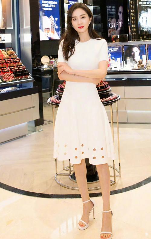 白色连衣裙怎么搭配鞋子