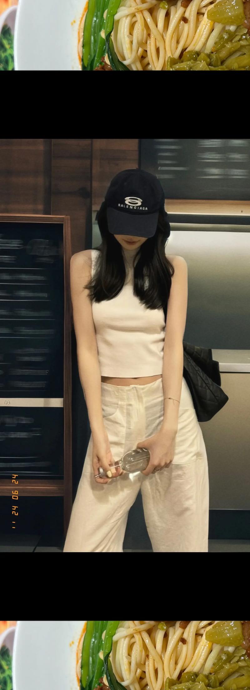 白色的背心怎么搭配衣服图片