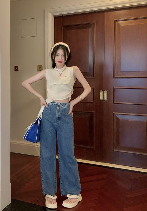 白色的背心怎么搭配衣服图片