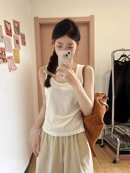 白色的背心怎么搭配图片欣赏