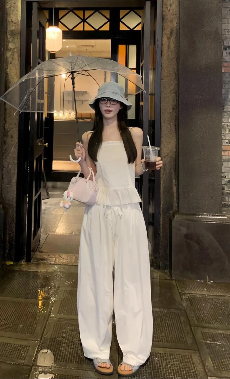 白色的背心怎么搭配图片