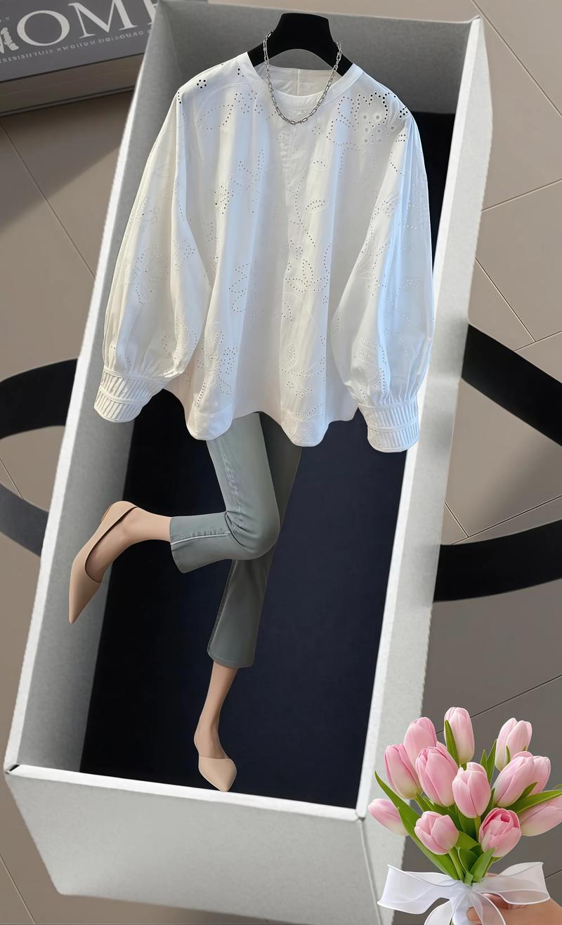 白色刺绣上衣怎么搭配