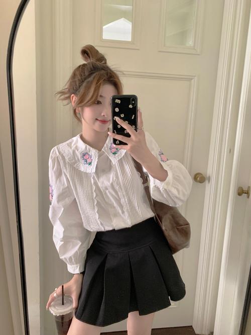 白色刺绣上衣怎么搭配