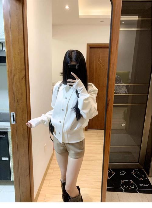 白色薄外套怎么搭配