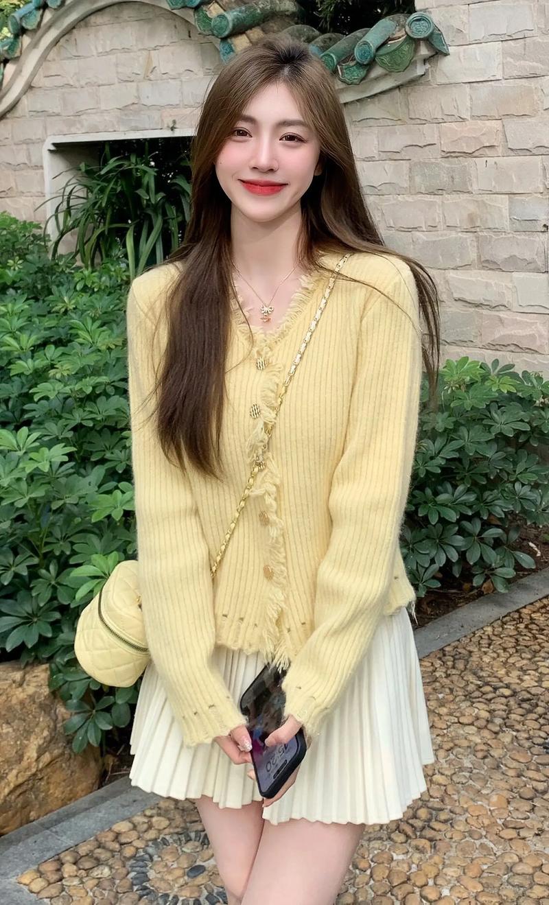 鹅黄配什么颜色好看