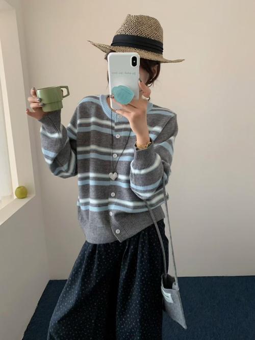 针织条纹上衣怎么搭配外套