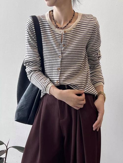 针织条纹上衣怎么搭配外套