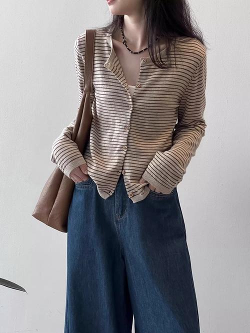 针织条纹上衣怎么搭配外套