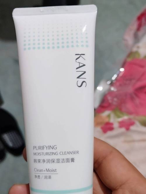 长了痘痘用洗面奶洗脸