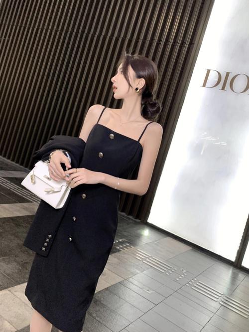 修身吊带短裙怎么搭配什么外套好看