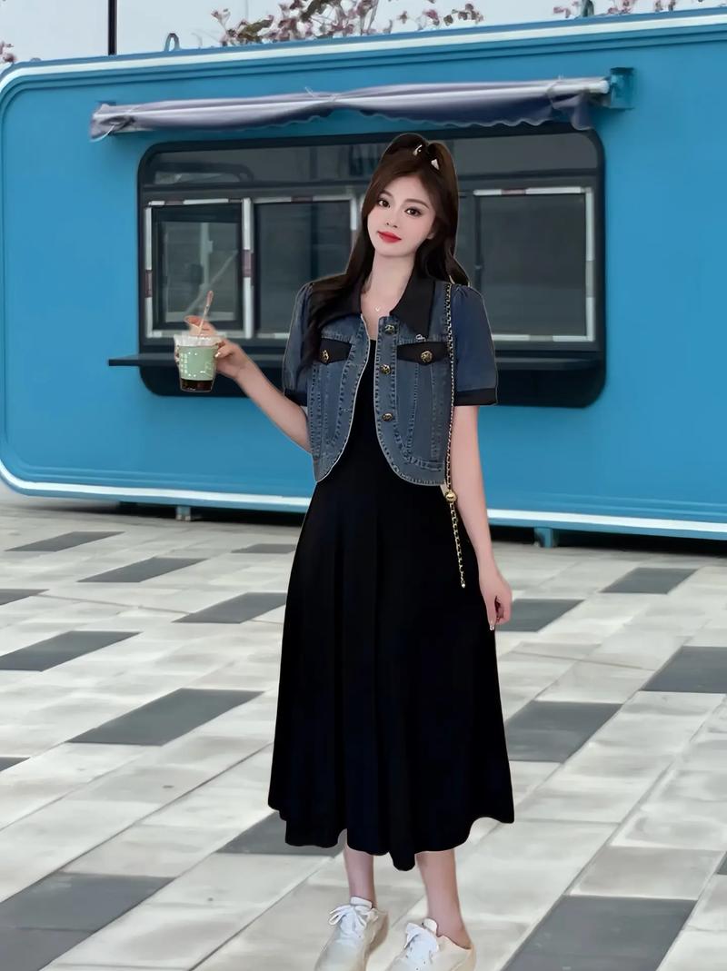 修身吊带短裙怎么搭配什么外套