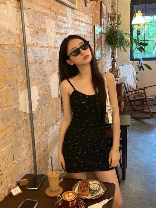 修身吊带短裙怎么搭配