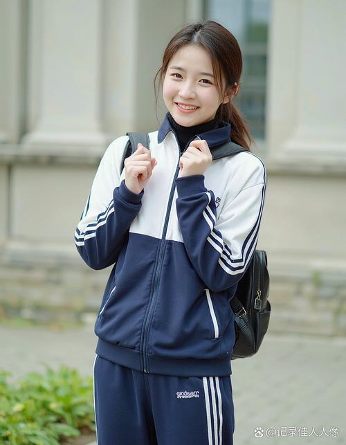 校服里面穿什么衣服怎么搭配好看图片欣赏