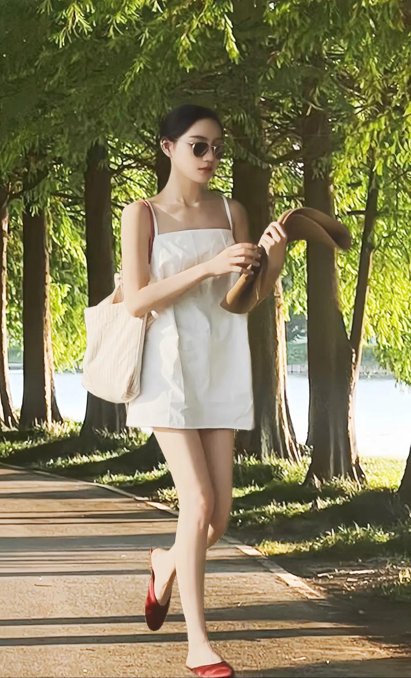 夏天吊带短裙怎么搭配