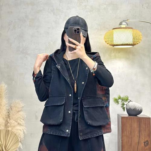 无袖连帽马甲怎么搭配什么外套好看