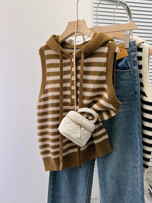 无袖连帽马甲怎么搭配什么外套好看