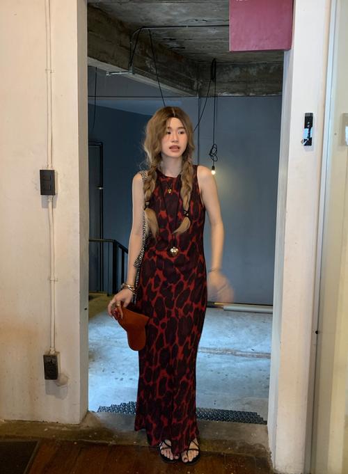 无袖包臀长裙怎么搭配