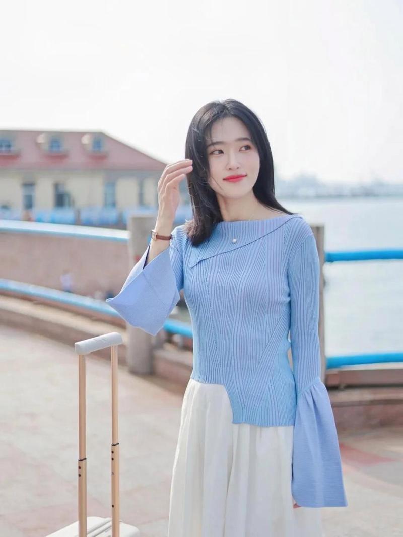 天蓝色的针织衫怎么搭配衣服好看