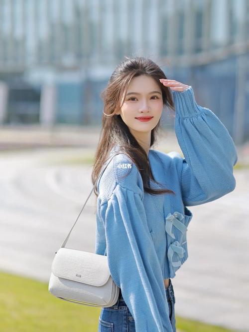 天蓝色的针织衫怎么搭配衣服好看