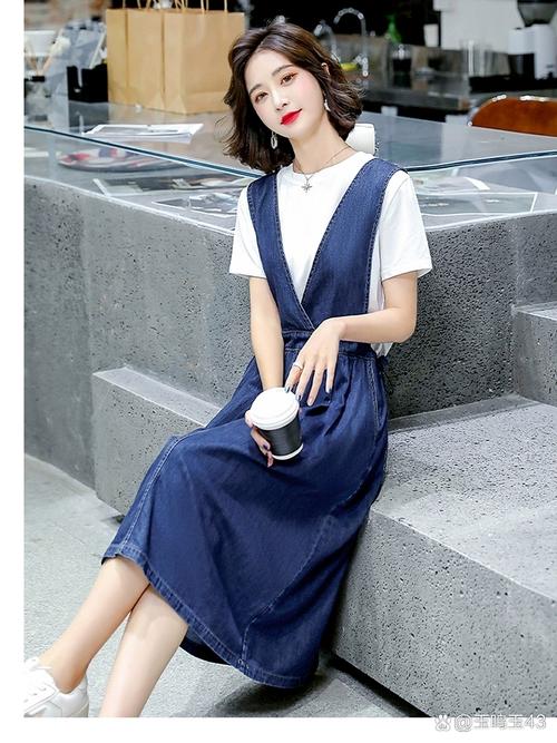 深蓝色短袖连衣裙怎么搭配什么外套好看