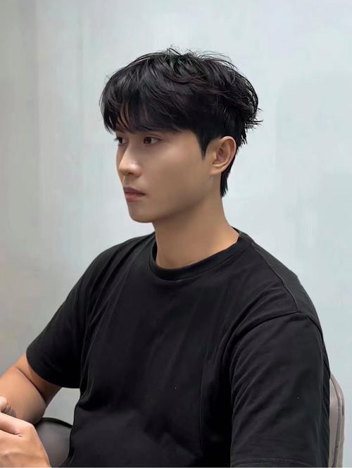 男生脸宽适合什么发型