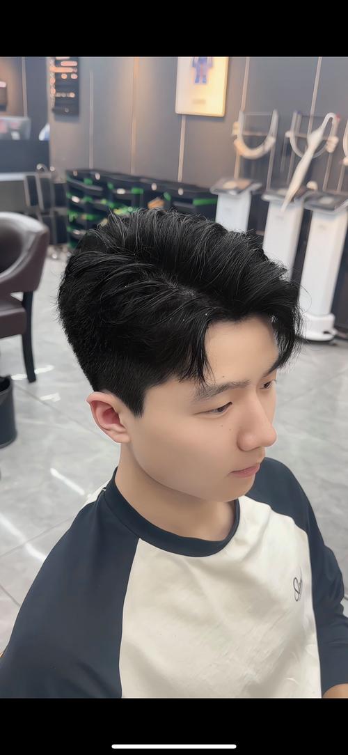 男生脸宽适合什么发型