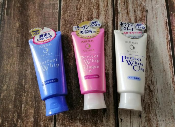 日本蓝色和绿色洗面奶