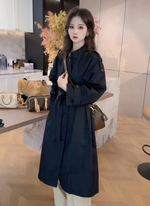 秋季女式长款风衣怎么搭配