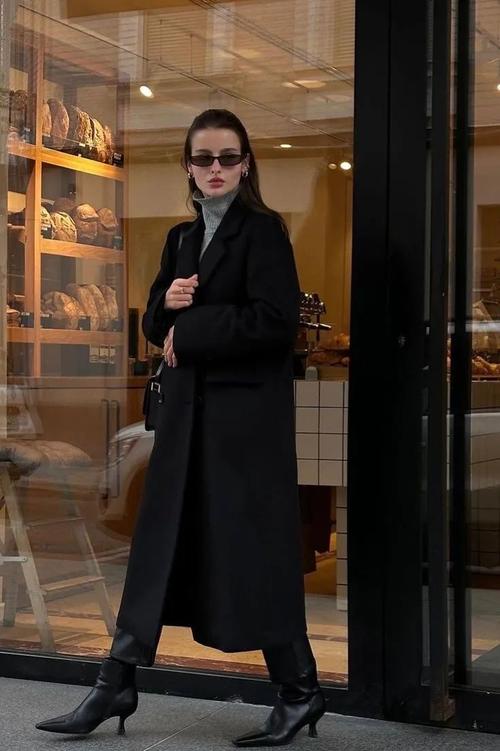 黑色大衣内搭什么颜色