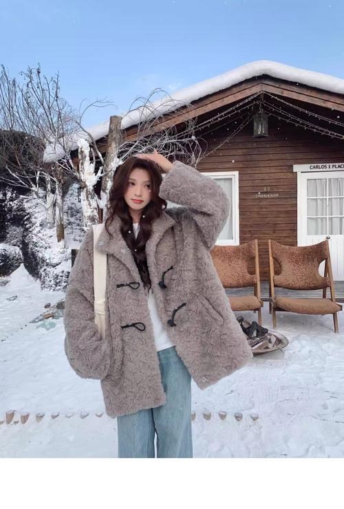 浅灰羊绒毛衣怎么搭配围巾