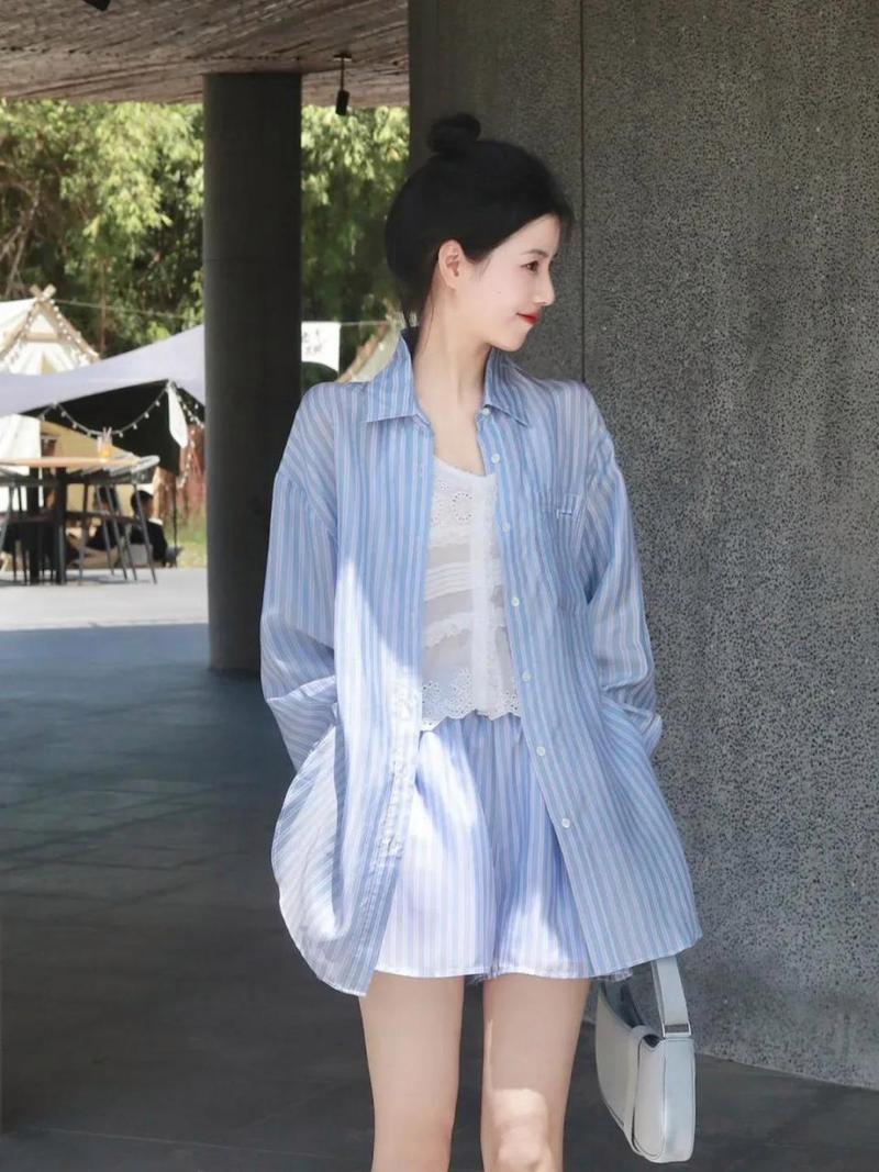 偏蓝色的白衣服怎么搭配好看吗