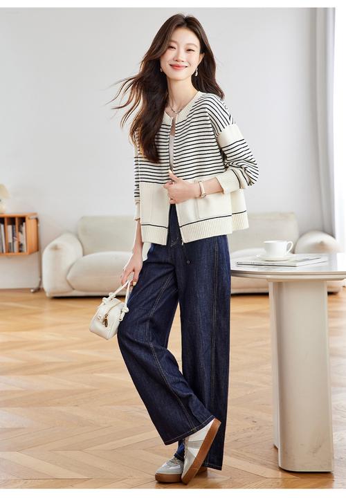 女条纹秋季外套怎么搭配图片大全