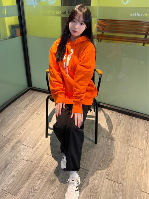 橙色卫衣搭配什么外套