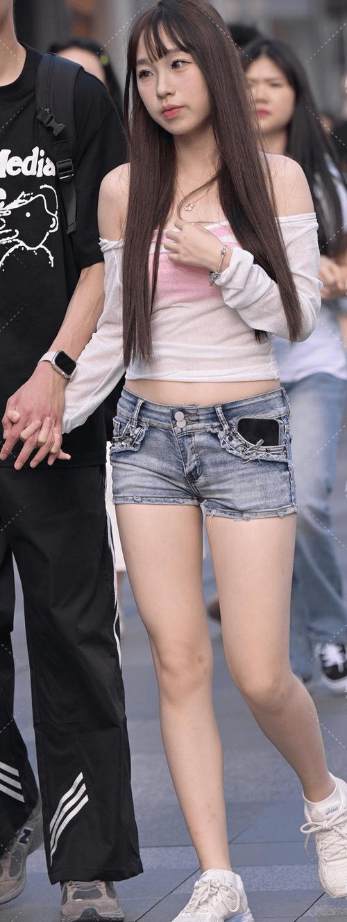 女士穿牛仔短裤怎么搭配图片