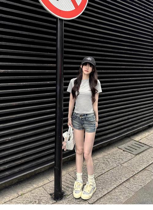 女士穿牛仔短裤怎么搭配图片