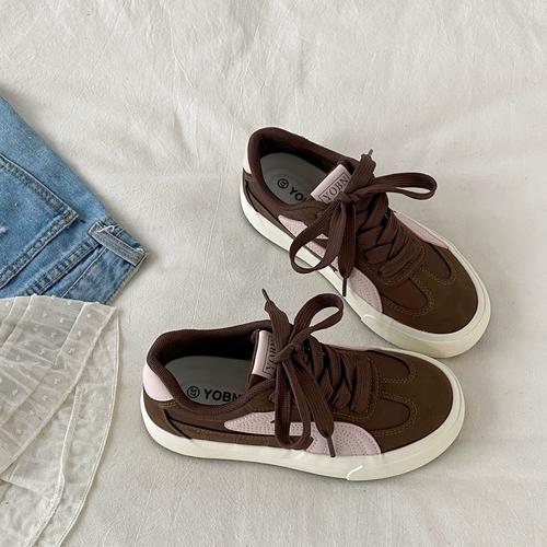 女生黑色的板鞋怎么搭配衣服好看吗