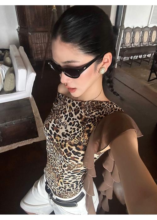 女人豹纹衣服怎么搭配衣服图片欣赏