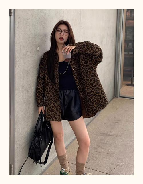 女人豹纹衣服怎么搭配衣服图片